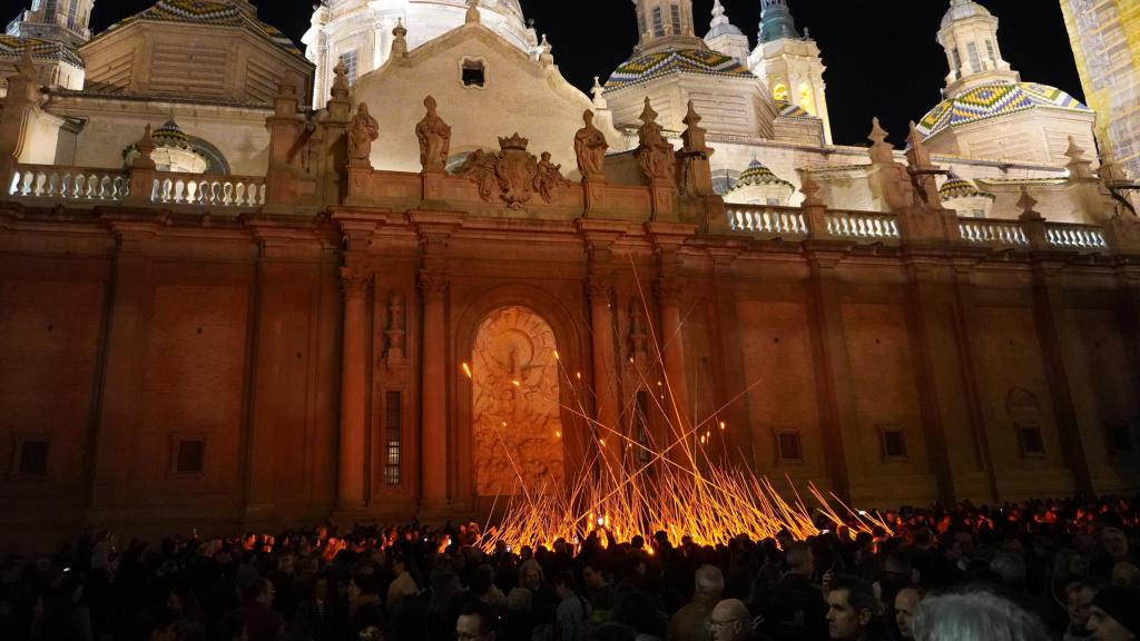 La plaza del Pilar abarrotada con el festival Zaragoza Luce