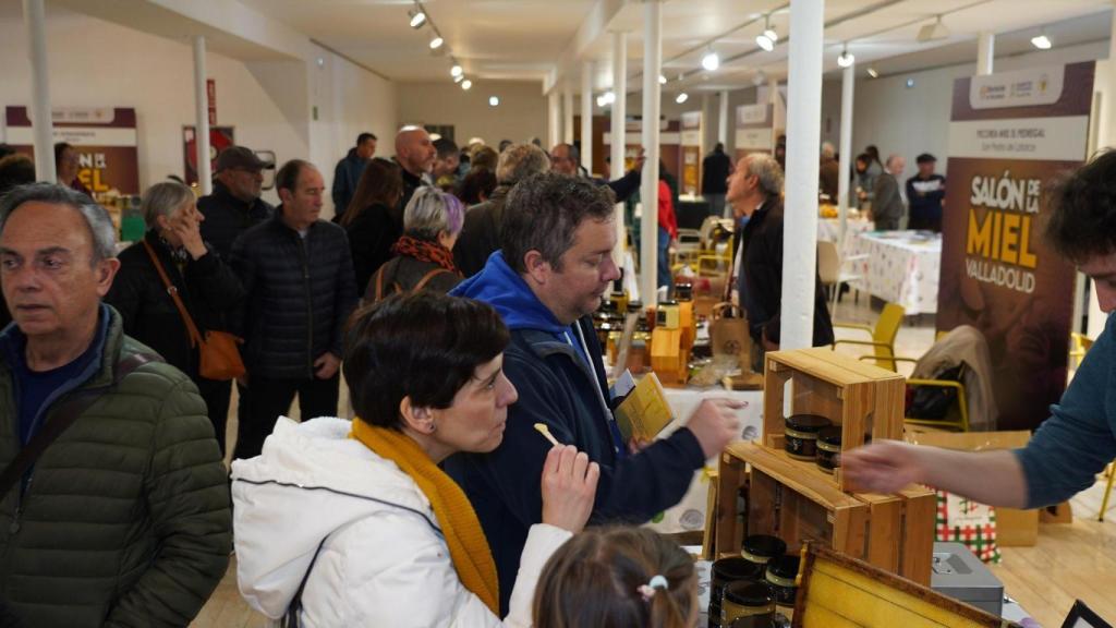 Los vallisoletanos saborean las mieles en el primer día de feria