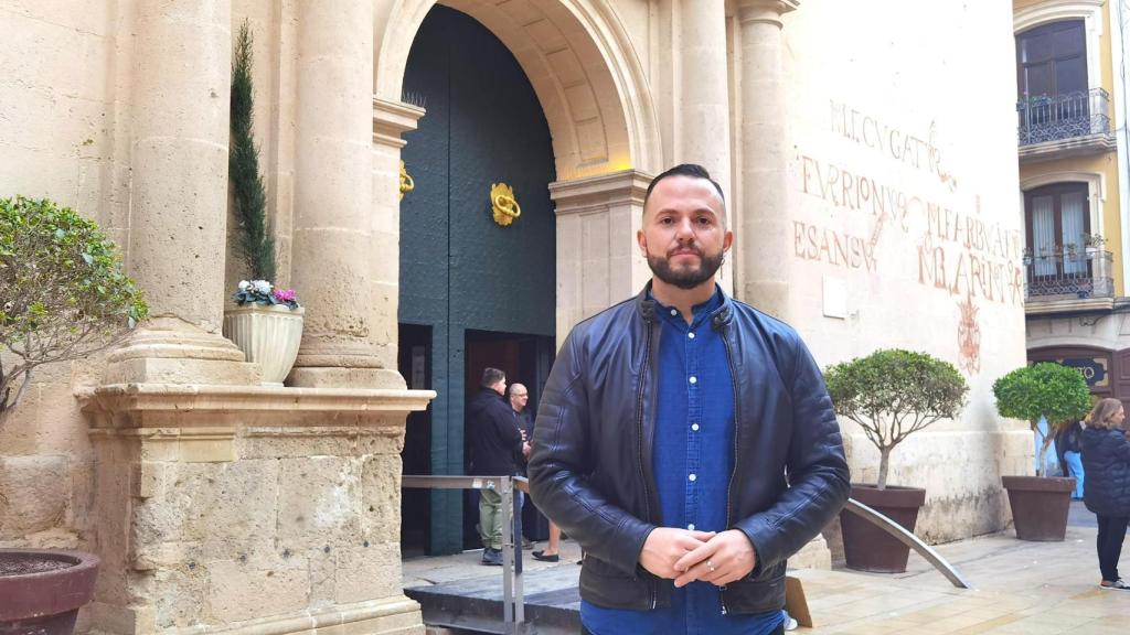 El portavoz de Compromís en Alicante, Rafa Mas, frente a la concatedral de San Nicolás, esta semana.