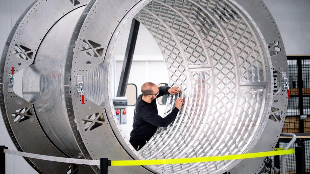 Uno de los operarios con una de las estructuras de aluminio que utilizan en la fabricación de cohetes.