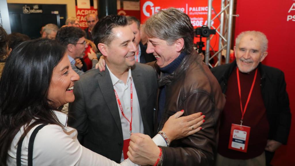 La actual secretaria de Organización, Ana Sánchez, su sucesor, Daniel de la Rosa, y el nuevo secretario general del PSOE CyL, Carlos Martínez, y el expresidente de la Comunidad Demetrio Madrid, en el XV Congreso del partido, este sábado