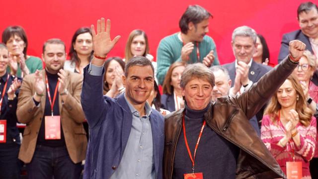 El presidente del Gobierno, Pedro Sánchez, y el nuevo secretario general del PSOE de Castilla y León, Carlos Martínez, en el XV Congreso de la formación, este sábado