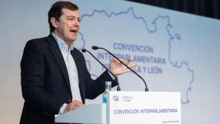 El presidente de la Junta, Alfonso Fernández Mañueco, durante su intervención en la Interparlamentaria del PP en Burgos, este sábado