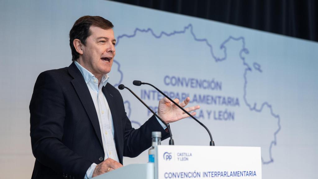 El presidente de la Junta, Alfonso Fernández Mañueco, durante su intervención en la Interparlamentaria del PP en Burgos, este sábado