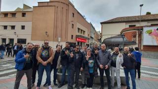 Manifestantes de Jusapol frente al Teatro Ortega de Palencia donde se celebra este fin de semana el XV Congreso Autonómico del PSOE de Castilla y León