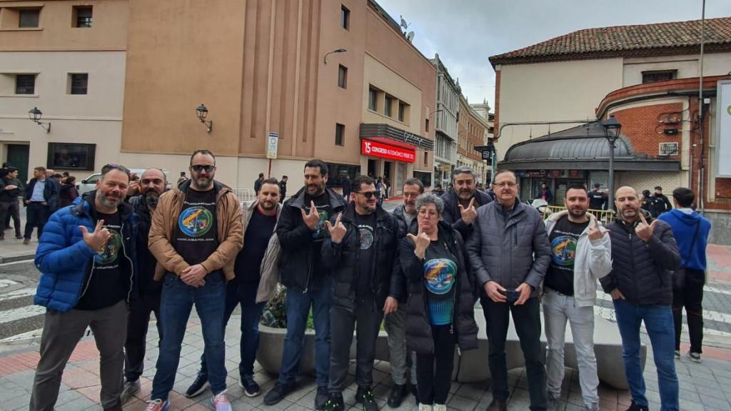 Manifestantes de Jusapol frente al Teatro Ortega de Palencia donde se celebra este fin de semana el XV Congreso Autonómico del PSOE de Castilla y León