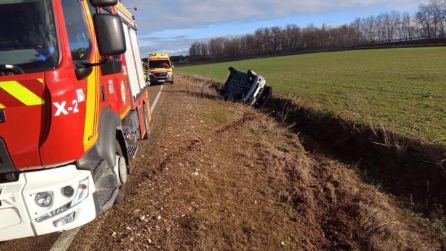 El turismo que ha volcado en una carretera provincial de Valladolid
