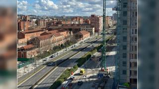 El hombre subido a una grúa de un edificio en construcción