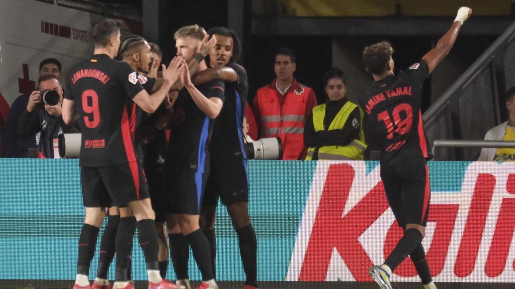 Los jugadores del Barcelona celebran el gol de Olmo ante Las Palmas.