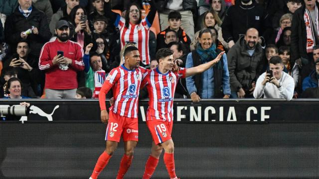 Julián Álvarez, felicitado por Samu Lino por uno de sus goles.