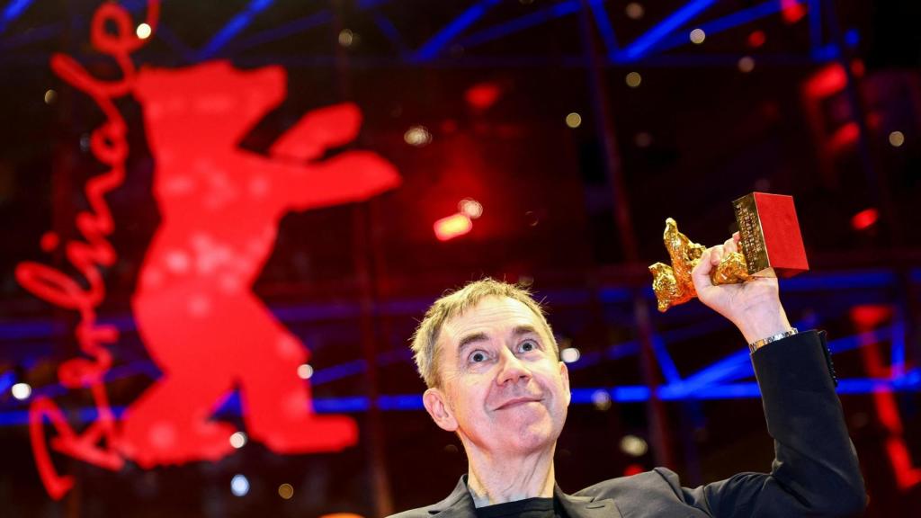 Dag Johan Haugerud posa con el Oso de Oro a la Mejor Película por Dreams (Sex Love) en el 75º Festival Internacional de Cine de Berlín.