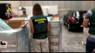 Una agente de la Guardia Civil comprueba la mercancía recuperada.