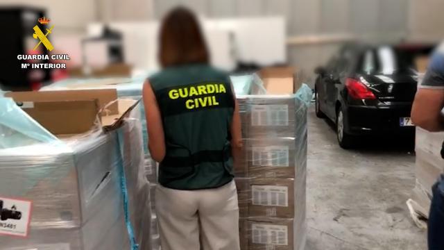 Una agente de la Guardia Civil comprueba la mercancía recuperada.