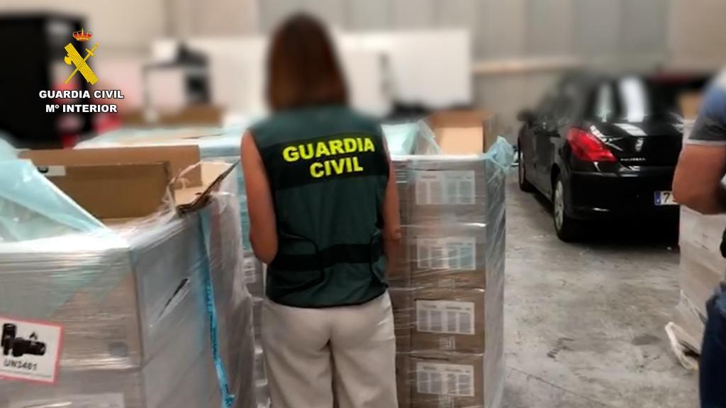 Una agente de la Guardia Civil comprueba la mercancía recuperada.