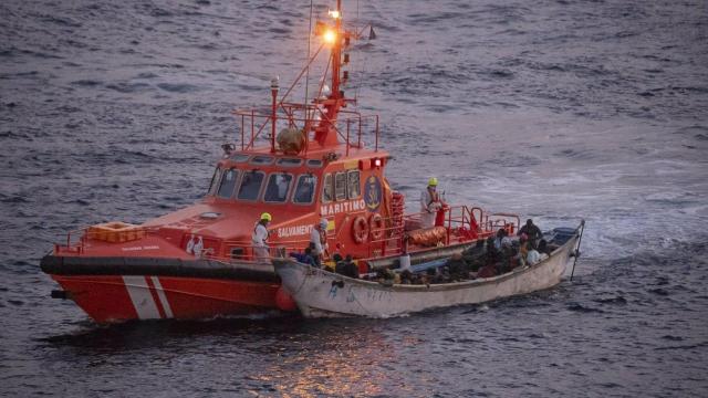 Un buque de Salvamento Marítimo recoge una patera, en una imagen de archivo.