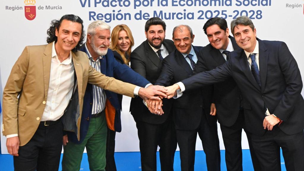 López Miras (c), este sábado, tras firmar el Pacto Regional por la Economía Social.