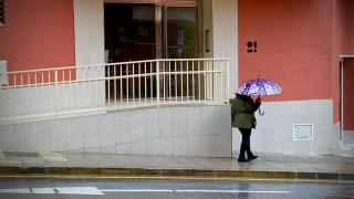 Una mujer protegiéndose de la lluvia este sábado en Málaga.
