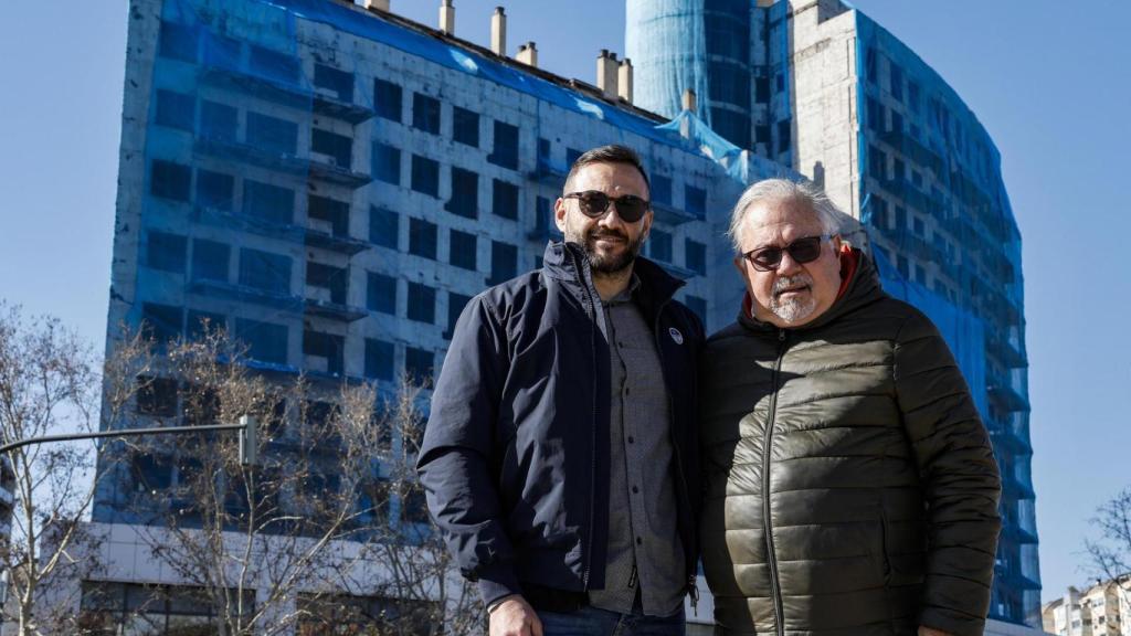 Pepe Mas y Óscar Romero, dos vecinos del edificio de Campanaro de dos bloques y 138 viviendas.