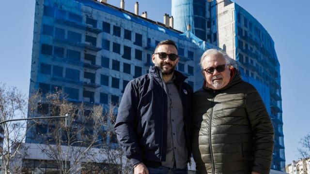 Pepe Mas y Óscar Romero, dos vecinos del edificio de Campanaro de dos bloques y 138 viviendas.