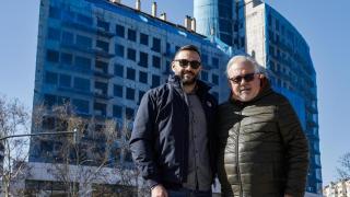 Pepe Mas y Óscar Romero, dos vecinos del edificio de Campanaro de dos bloques y 138 viviendas, situado en una gran rotonda de la zona este de València,.