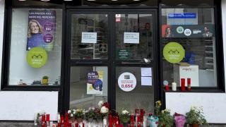 Velas y flores colocados por vecinos en la puerta de la óptica que el exalcalde de Gandia había abierto recientemente.