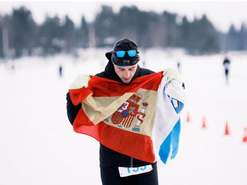Javier Castroverde posando con la bandera española