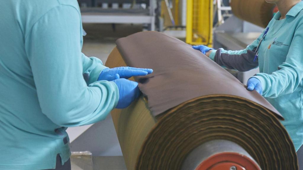 Parte del proceso de producción del Iqos, en la planta de Philip Morris en Bolonia.