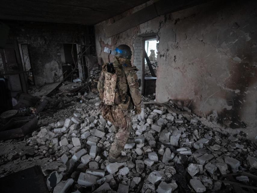 El interior del hospital de Lypsi, Járkiv, reducido a escombros por las tropas rusas.