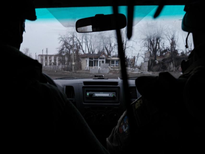 Una unidad de inteligencia del Ejército ucraniano se dispone a hacer una patrulla dentro de la ciudad de Lypsi, Járkiv.