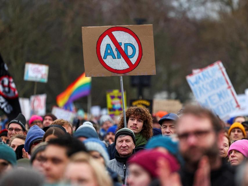 La gente asiste a una protesta contra los planes de migración del líder del partido CDU y principal candidato a canciller, Friedrich Merz y el partido de extrema derecha Alternativa para Alemania (AfD) en Berlín, Alemania, el 2 de febrero de 2025.