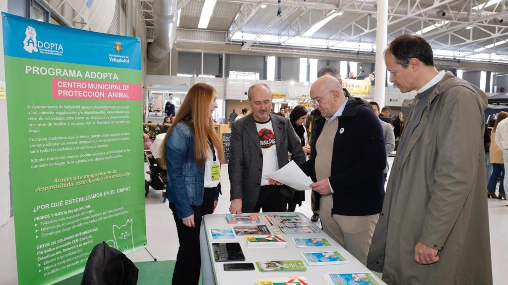 El alcalde de Valladolid, Jesús Julio Carnero, durante su visita a Fimascota