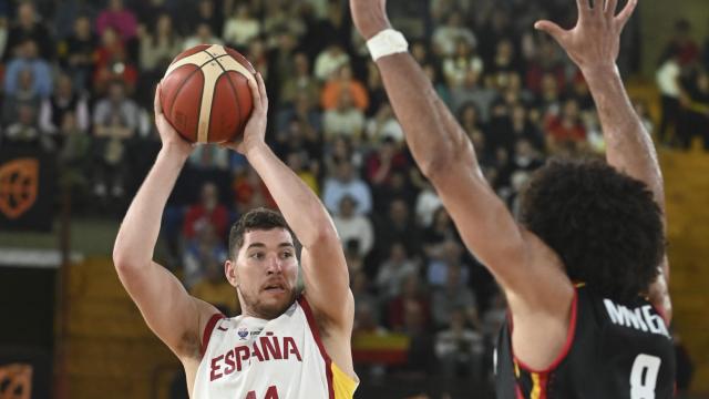 Joel Parra ante Jean Marc Mwema.