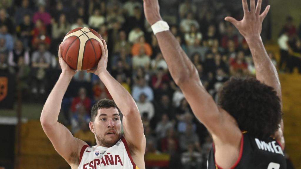 Joel Parra ante Jean Marc Mwema.