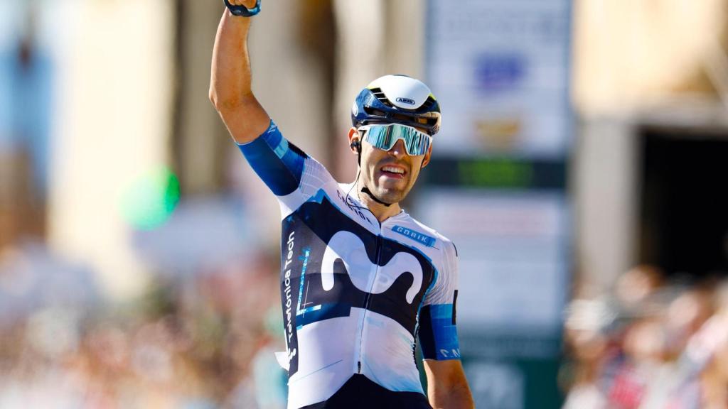 Jon Barrenetxea celebra la victoria para Movistar Team en la Vuelta a Andalucía.