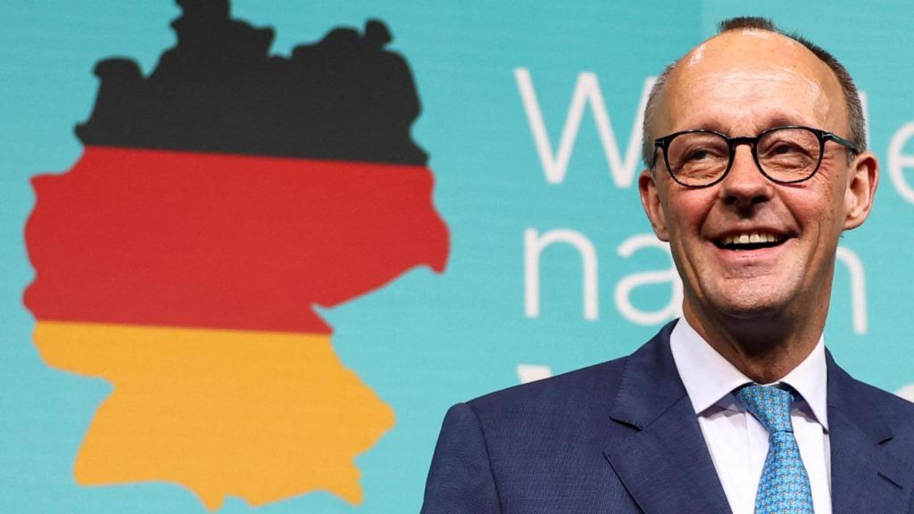 El candidato conservador alemán a la cancillería y líder del partido Unión Demócrata Cristiana (CDU), Friedrich Merz, reacciona después de que se anunciaran los resultados de la encuesta de salida para las elecciones generales de 2025, en Berlín, Alemania, el 23 de febrero de 2025. REUTERS/Kai Pfaffenbach.