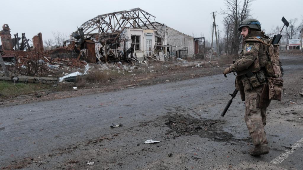 Un soldado ucraniano patrulla dentro de la ciudad de Lypsi, Járkiv, que ha sido totalmente arrasada por Rusia.