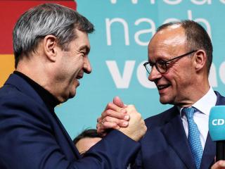Friedrich Merz celebra con Markus Soeder su victoria electoral, ayer, en Berlín.