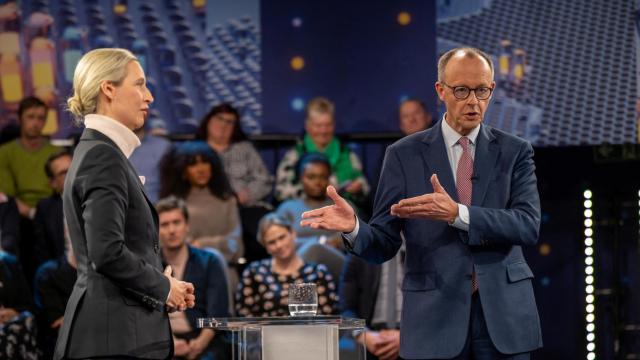 El candidato conservador alemán a canciller y líder del partido CDU Friedrich Merz y la colíder del partido AfD Alice Weidel asisten al programa ZDF 'Klartext'.
