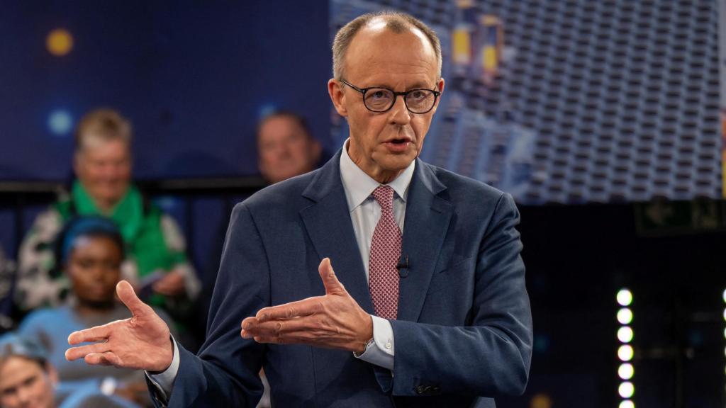 El candidato conservador alemán a canciller y líder del partido CDU Friedrich Merz y la colíder del partido AfD Alice Weidel asisten al programa ZDF 'Klartext'.