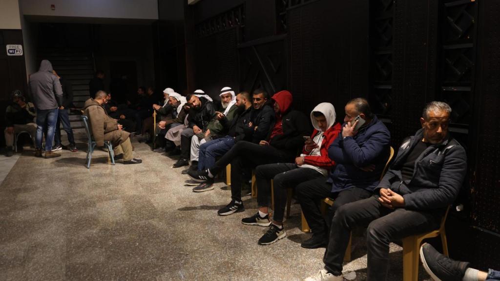 Palestinos esperan la liberación de sus familiares de las cárceles israelíes, en el centro cultural de la ciudad cisjordana de Ramala
