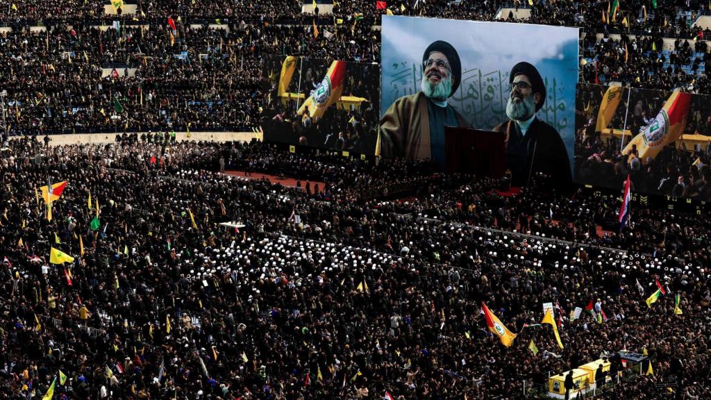 Un vehículo transporta los ataúdes de Hasán Nasralá y Hasem Safiedine, en la ceremonia fúnebre pública de ayer en Beirut.