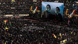 Un vehículo transporta los ataúdes de Hasán Nasralá y Hasem Safiedine, en la ceremonia fúnebre pública de ayer en Beirut.
