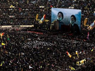Un vehículo transporta los ataúdes de Hasán Nasralá y Hasem Safiedine, en la ceremonia fúnebre pública de ayer en Beirut.