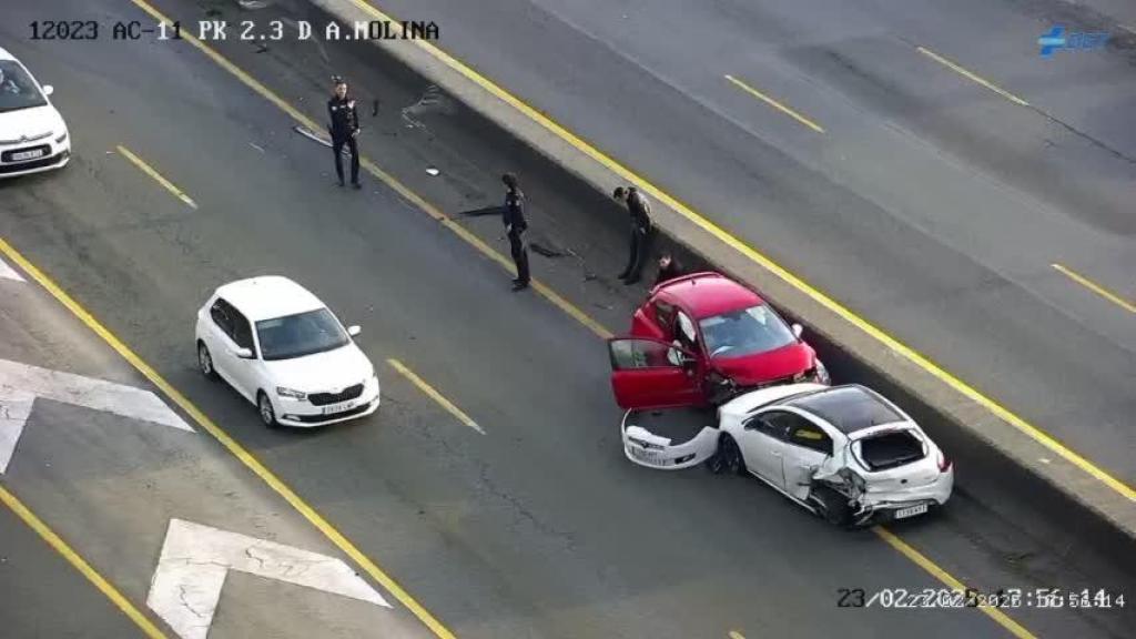 Tres heridos en un accidente entre dos coches en Alfonso Molina en A Coruña