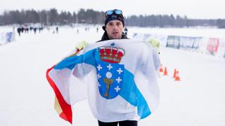Javier Castroverde posa con la bandera gallega