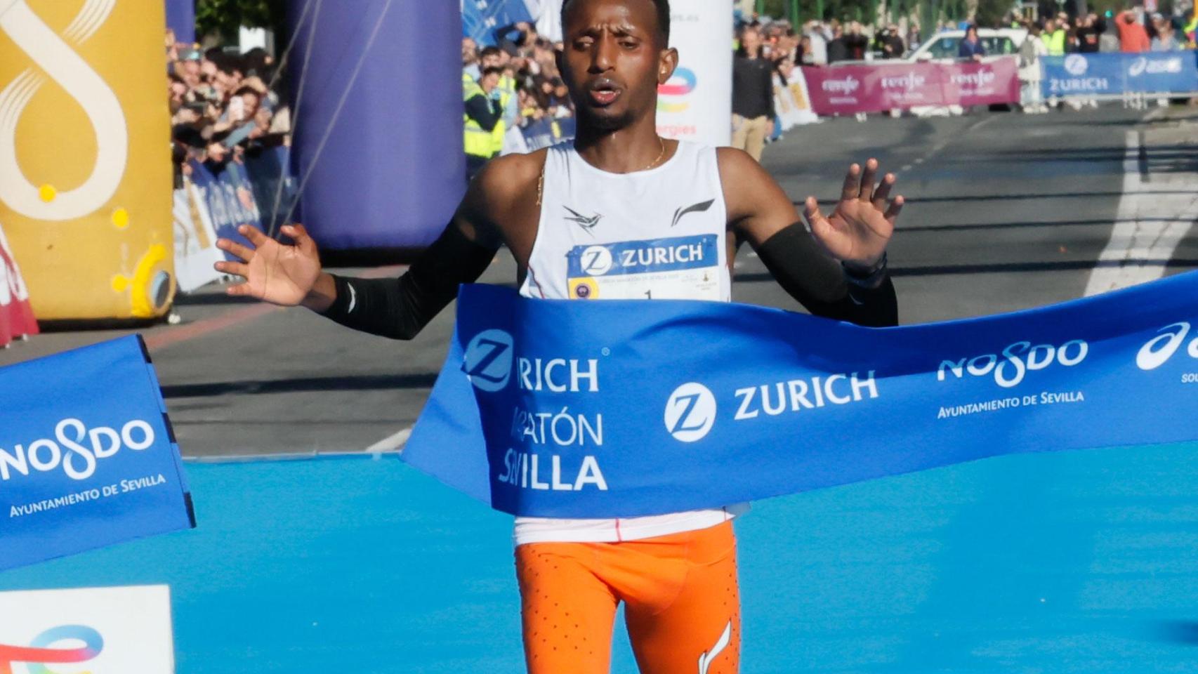 Selemon Barega cruza la línea de meta del Maratón de Sevilla.