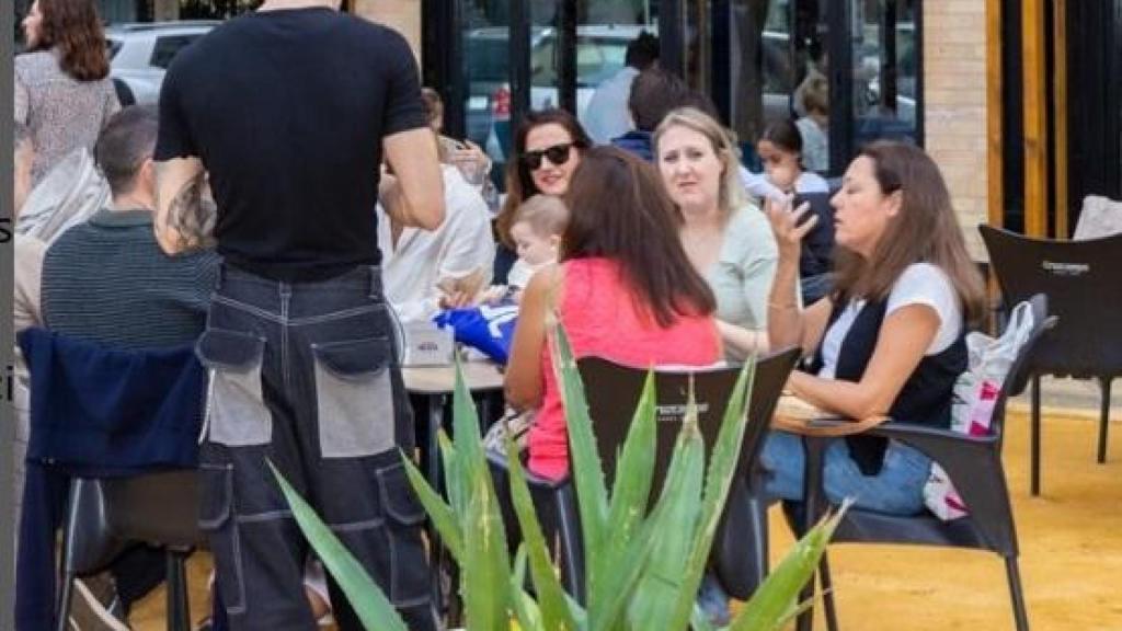Veladores en el bar Garrison.