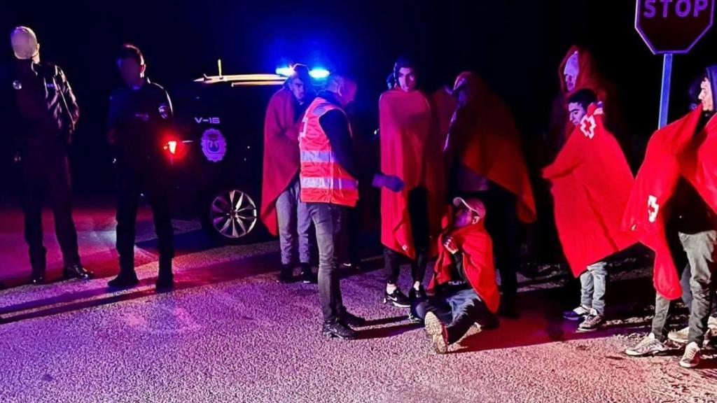 Una foto del rescate de los inmigrantes en la playa de El Rafal de Águilas.