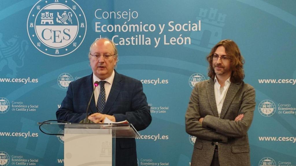 El presidente del Consejo Económico y Social, Enrique Cabero, y el profesor titular de Sociología y coordinador del Máster en Comunicación con Fines Sociales de la Universidad de Valladolid, Ángel Carrasco, antes del  V Foro Social 'Brecha digital en colectivos vulnerables en Castilla y León', este lunes en Valladolid