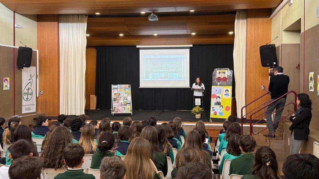 Inés Rey leyendo ante el alumnado de 6º  de primaria de Dominicos FESD de A Coruña